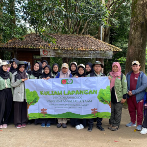 Kuliah lapangan Prodi S1 Pendidikan Biologi 2